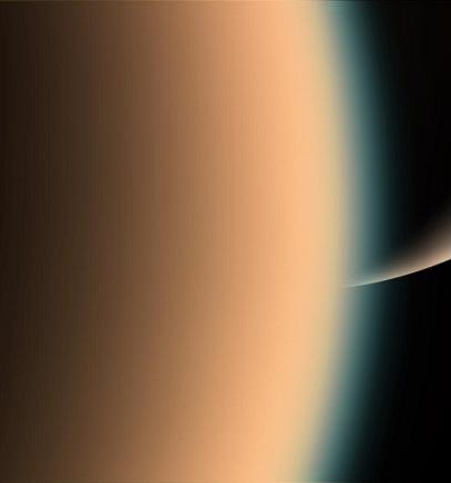 Titan et croissant de Saturne